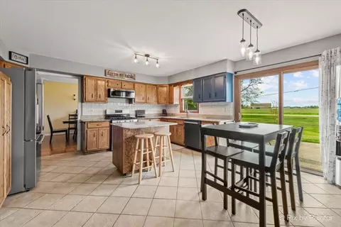 Kitchen - 1714 Tall Tree Ln, Johnsburg, IL 60051 photo 4 of 5