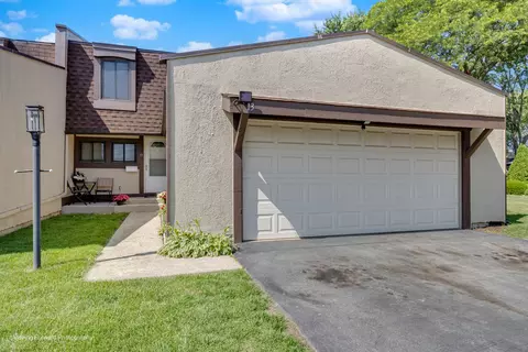 13 Sweetwood Ct, Indian Head Park, IL 60525