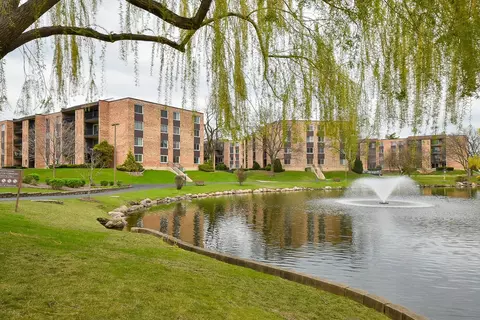 1103 S Hunt Club Dr #127, Mount Prospect, IL 60056