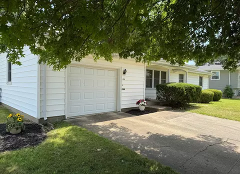 824 Kenton Dr, Charleston, IL 61920