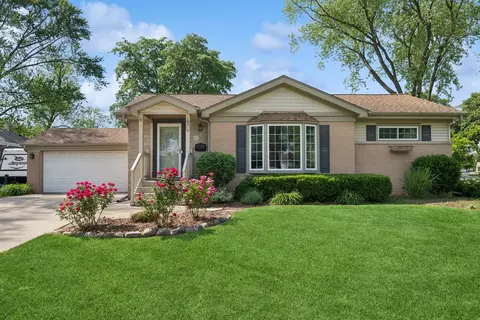 661 E Clarendon Ct, Arlington Heights, IL 60004
