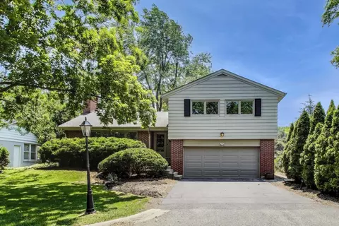 471 Highcrest Dr, Wilmette, IL 60091
