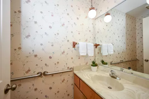 Bath - 1075 Creekside Dr, Wheaton, IL 60189 photo 2 of 3