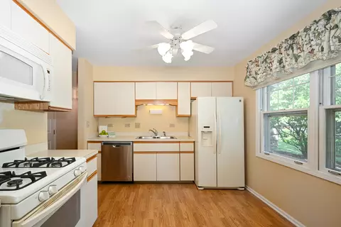 Kitchen - 1075 Creekside Dr, Wheaton, IL 60189 photo 1 of 2