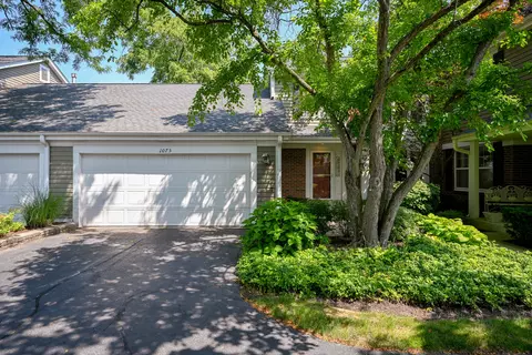 1075 Creekside Dr, Wheaton, IL 60189