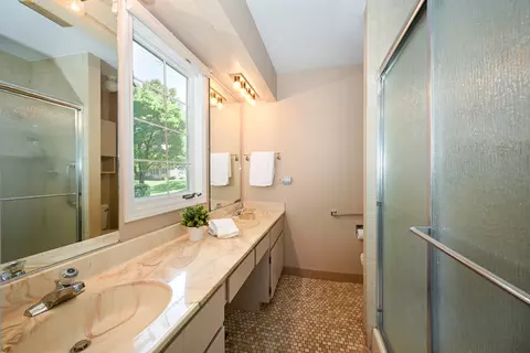 Bath - 1075 Creekside Dr, Wheaton, IL 60189 photo 1 of 3