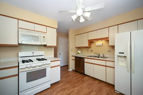 Kitchen - 1075 Creekside Dr, Wheaton, IL 60189 photo 2 of 2