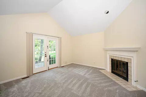 Living - 1075 Creekside Dr, Wheaton, IL 60189 photo 4 of 5