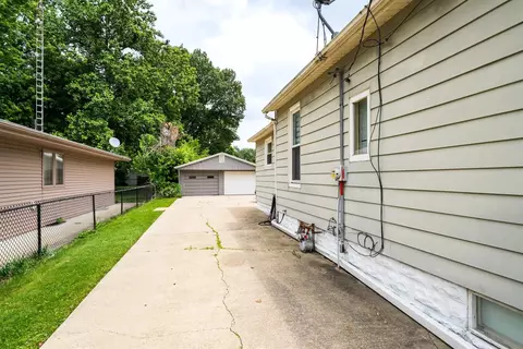 Exterior - 1006 S Adelaide St, Normal, IL 61761 photo 4 of 10