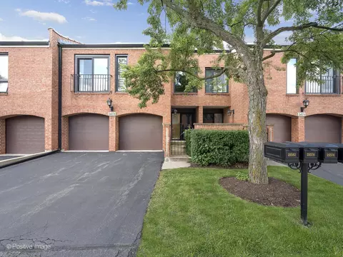 2 S578 Patrick Henry Sq #578, Oak Brook, IL 60523