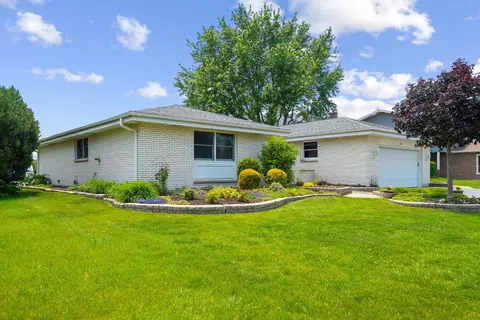 11 E Appletree Ln, Arlington Heights, IL 60004