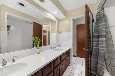 Bath - 641 E Belmont Ave, Addison, IL 60101 photo 2 of 3