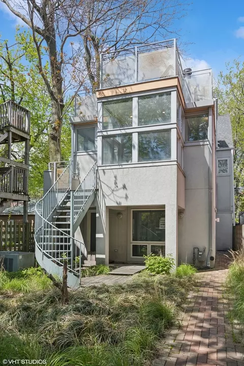 1534 W Henderson St, Chicago, IL 60657
