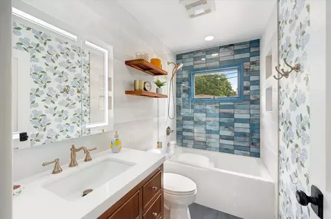 Bath - 602 E Park Ave, Elmhurst, IL 60126 photo 1 of 2