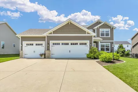 707 Country Ridge Dr, Mahomet, IL 61853