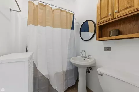 Bath - 1235 E 53rd St #3, Chicago, IL 60615 photo 2 of 2