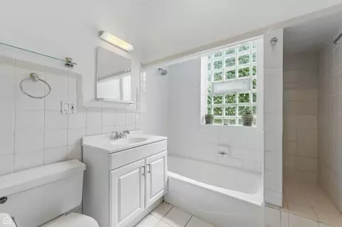 Bath - 1235 E 53rd St #3, Chicago, IL 60615 photo 1 of 2