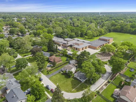View/Area - 1341 S Sumner St, Wheaton, IL 60189 photo 2 of 4