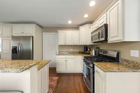 Kitchen - 1341 S Sumner St, Wheaton, IL 60189 photo 2 of 5