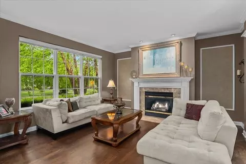 Living - 414 Morgan Ln, Fox River Grove, IL 60021 photo 2 of 3