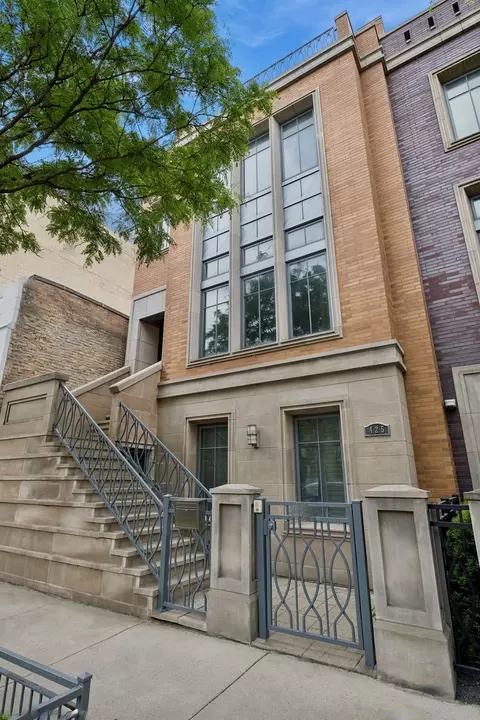 425 W Superior St, Chicago, IL 60654