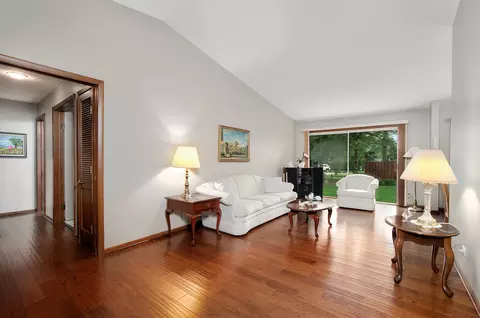 440 E Walnut St, Roselle, IL 60172 photo 3