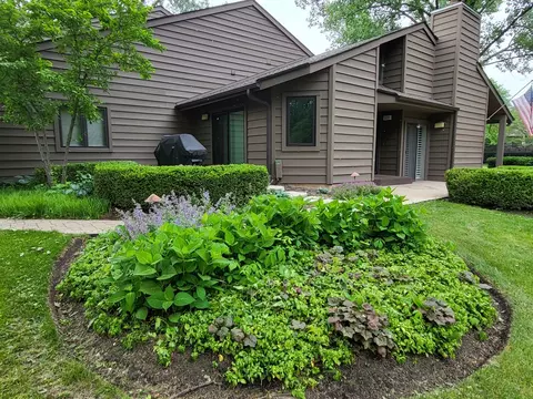 63 Lakewood Cir #63, Saint Charles, IL 60174
