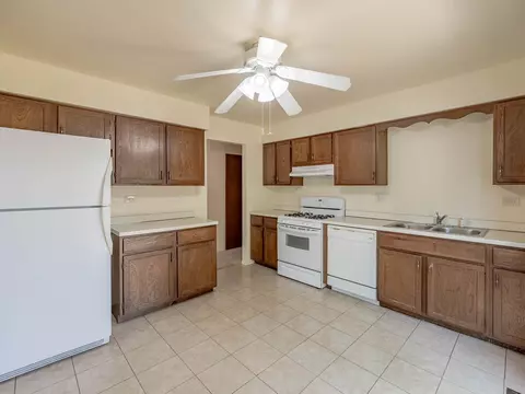 2134 S Hull Dr, Wheaton, IL 60189 photo 5