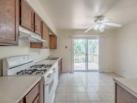 2134 S Hull Dr, Wheaton, IL 60189 photo 4