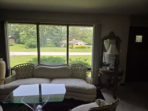Living - 842 Highview Ave, Olympia Fields, IL 60461 photo 4 of 6
