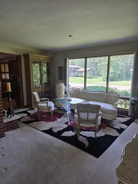 Living - 842 Highview Ave, Olympia Fields, IL 60461 photo 2 of 6