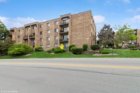 601 W Huntington Comm Rd #305, Mount Prospect, IL 60056