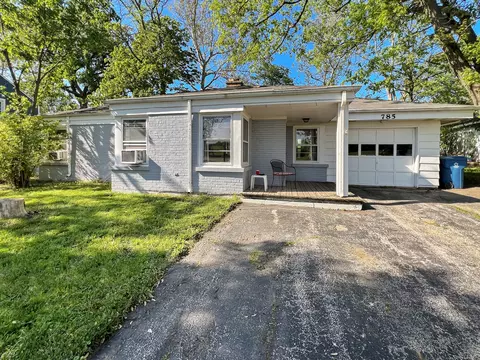 785 Saint Andrews Dr, Crete, IL 60417