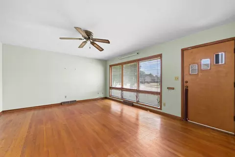 Living - 345 W Jeffery St, Kankakee, IL 60901 photo 1 of 5