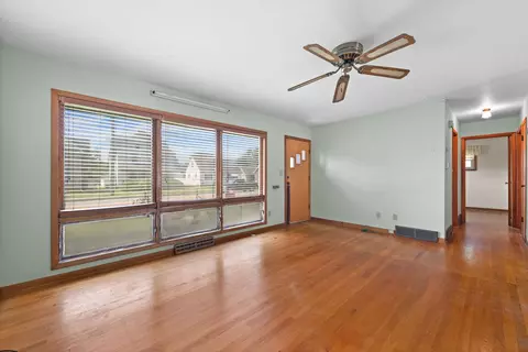 Living - 345 W Jeffery St, Kankakee, IL 60901 photo 4 of 5