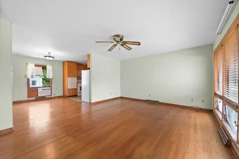 Living - 345 W Jeffery St, Kankakee, IL 60901 photo 2 of 5