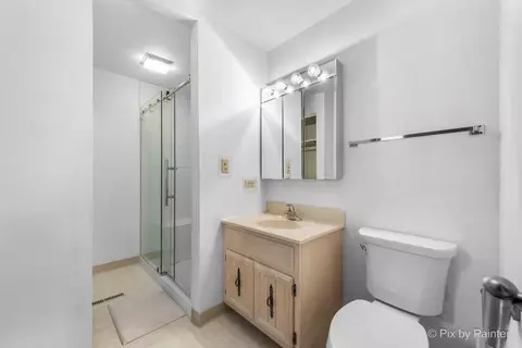 Bath - 195 Westgate Dr, Elgin, IL 60123 photo 1 of 3