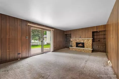 Living - 195 Westgate Dr, Elgin, IL 60123 photo 6 of 7