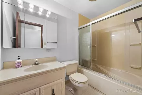Bath - 195 Westgate Dr, Elgin, IL 60123 photo 2 of 3