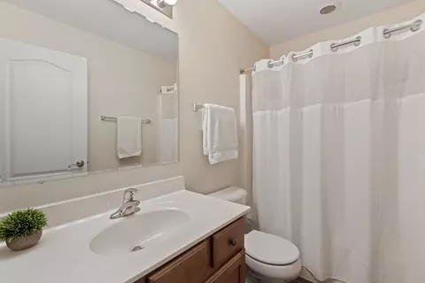 Bath - 3072 Bridgeham St, Elgin, IL 60124 photo 2 of 3