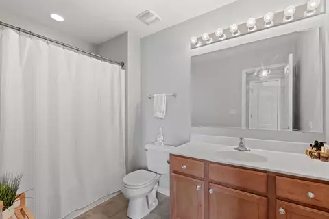 Bath - 3072 Bridgeham St, Elgin, IL 60124 photo 3 of 3