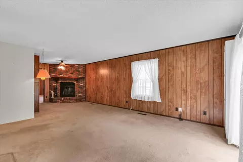 907 E Glenview Dr, Tuscola, IL 61953 photo 5