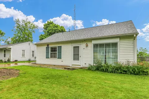 907 E Glenview Dr, Tuscola, IL 61953 photo 3