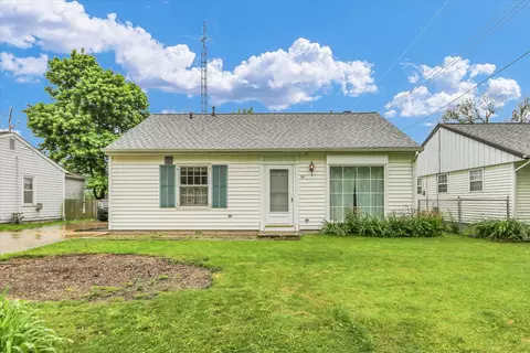 907 E Glenview Dr, Tuscola, IL 61953