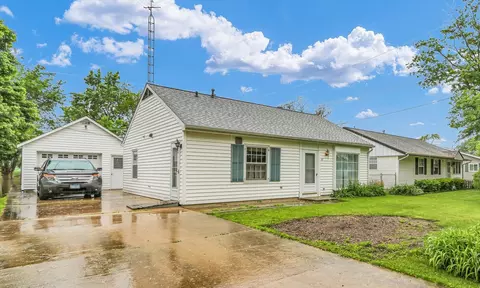 907 E Glenview Dr, Tuscola, IL 61953 photo 2