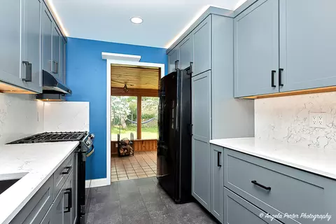 Kitchen - 482 S Alfred Ave, Elgin, IL 60123 photo 2 of 5