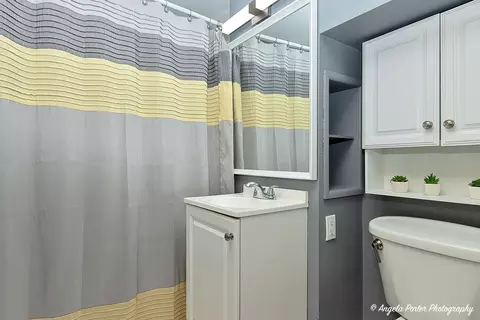 Bath - 482 S Alfred Ave, Elgin, IL 60123 photo 2 of 2