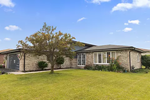 17700 Oakwood Ct, Country Club Hills, IL 60478