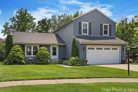 7 Kensington Ct, Streamwood, IL 60107