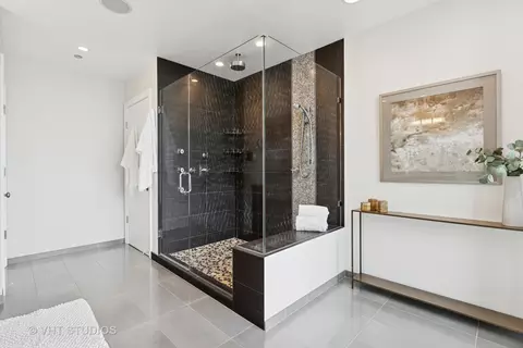 Bath - 340 E Randolph St #4806, Chicago, IL 60601 photo 4 of 5